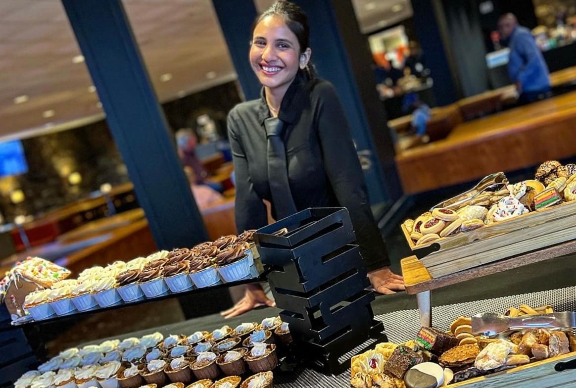 Banquet female server in NYC for buffet service and tray passing at events